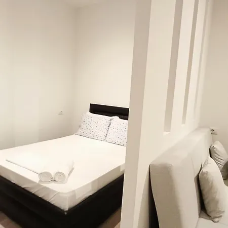 Apartament Near Airport Cozy - 2 *