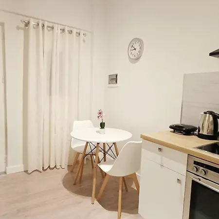 Near Airport Cozy - 2 Apartament Ljaknasi