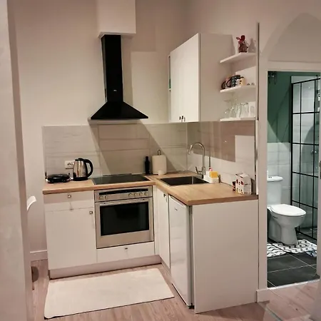 Apartament Near Airport Cozy - 2 *